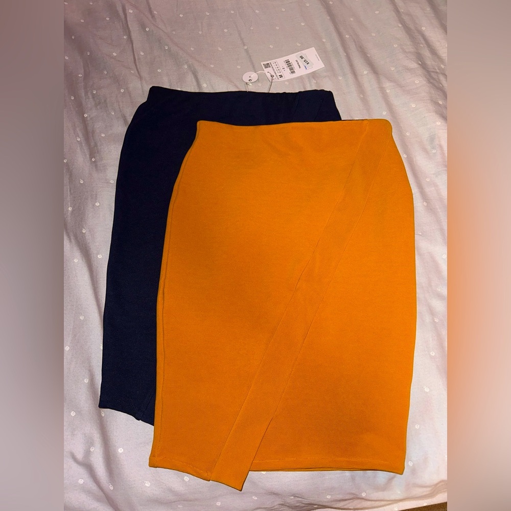 [SOLD] New Zara Midi Skirts Size M